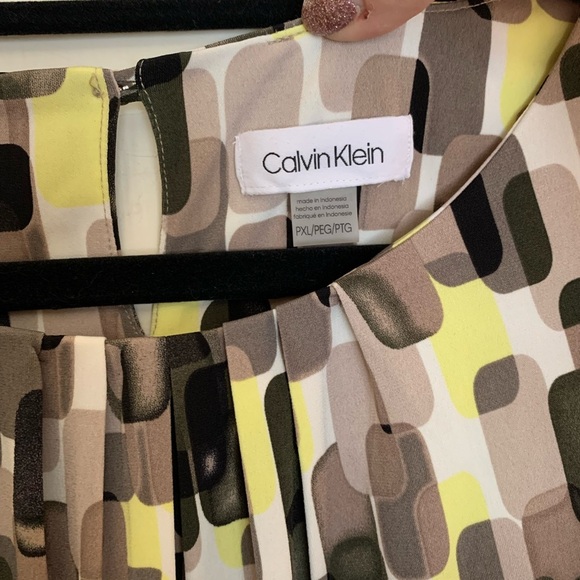 Calvin Klein Yellow / Tan PXL. (Same as reg LG.) Flattering Gathering at Neck. - Picture 3 of 5